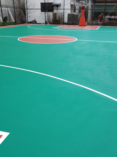 德惠 球场长期使用易出现地面开裂